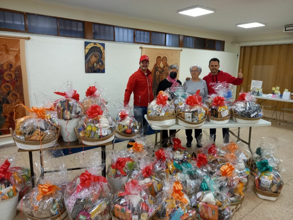 Voluntarios de la parroquia junto a los regalos ofrecido por lo Reyes Magos para los más necesitados