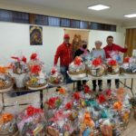 Voluntarios de la parroquia junto a los regalos ofrecido por lo Reyes Magos para los más necesitados